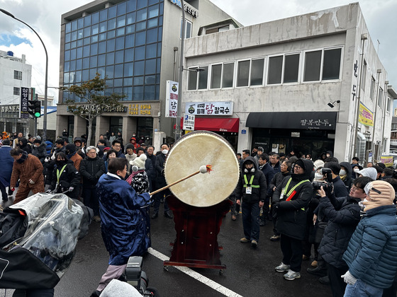 오영훈 제주지사사 지난 4일 오후 2시 제주시 삼도2동 관덕정 인근 도로에서 진행된 탐라국입춘굿 '낭쉐몰이' 행진의 시작을 알리는 북을 힘차게 치고 있다. 최충일 기자