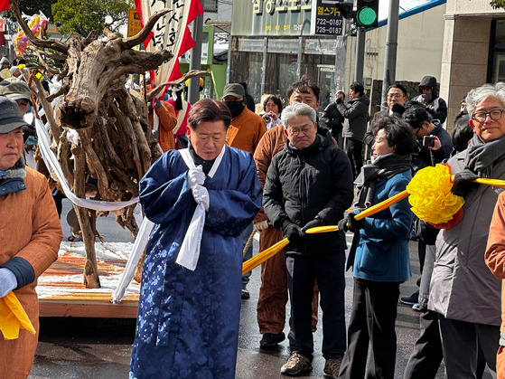 오영훈 제주지사(남색 한복)가 제주도민, 공직자 등과 함께 4일 오후 2시 제주시 삼도2동 관덕정 인근 도로에서 진행된 탐라국입춘굿 '낭쉐몰이' 행진을 이끌고 있다. 최충일 기자