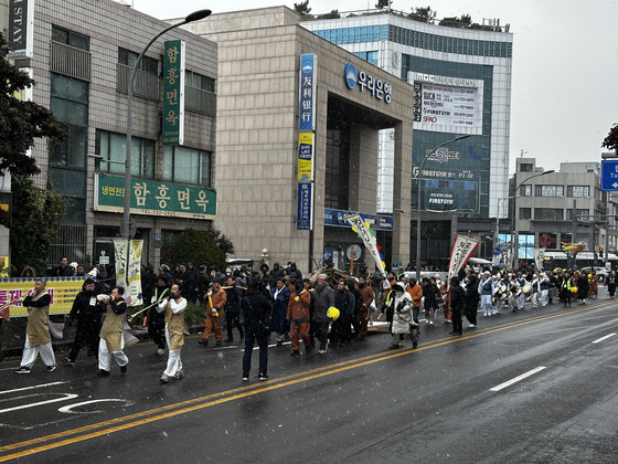 지난 4일 오후 2시 제주시 삼도2동 관덕정 인근 도로에서 진행된 탐라국입춘굿 '낭쉐몰이' 행진. 최충일 기자