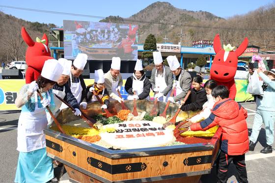 전북자치도 진안군 운이암반일암 삼거광장에서 열린 진안고원 운장산 고로쇠 축제에서 개막 포퍼먼스로 고로쇠 비빔밥을 비비고 있다. 뉴스1
