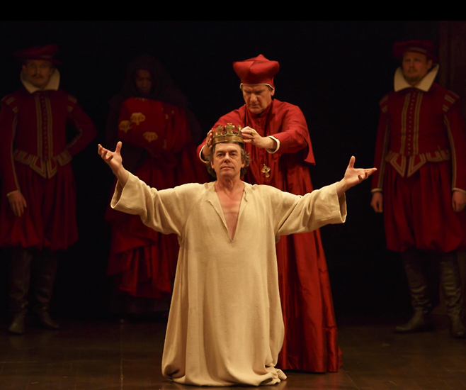 “어째 프랑스에서 웃음소리가 들리는 듯하오.” 2015년 드라마 ‘킹 존’에서 존이 왕위에 오르는 모습을 묘사한 장면. [사진출처=IMDB]