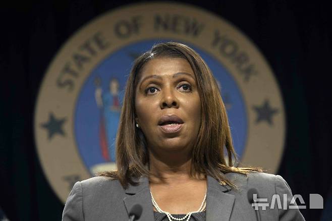 [뉴욕=AP/뉴시스]일론 머스크가 이끄는 미국 정부효율부(DOGE)가 재무부 결제 시스템 접근 권한을 갖게 된 것에 대해 여러 주 법무장관들이 건 소송과 관련, 8일(현지 시간) 미국 법원이 DOGE의 재무부 접근을 차단했다. 사진은 레티샤 제임스 뉴욕주 법무장관. 2025.2.8