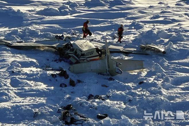 [알래스카=AP/뉴시스] 지난 6일(현지 시간) 미국 알래스카주에서 추락한 소형 비행기의 잔해가 실종된 지 하루 만인 7일 발견됐다. 탑승자 10명은 전원 사망했다. 미국 해안경비대가 제공한 비행기 잔해의 모습. 2025.02.08