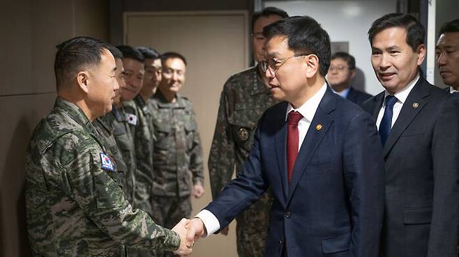 최상목 대통령 권한대행이 7일 합동참모본부 지휘통제실에서 열린 군사대비태세 점검 회의에 참석하며 주일석 해병대사령관 등 지휘관들과 인사하고 있다.