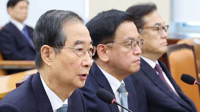 한덕수 국무총리가 6일 서울 여의도 국회에서 열린 '윤석열 정부의 비상계엄 선포를 통한 내란 혐의 진상규명 국정조사 특별위원회' 3차 청문회에서 발언하고 있다.