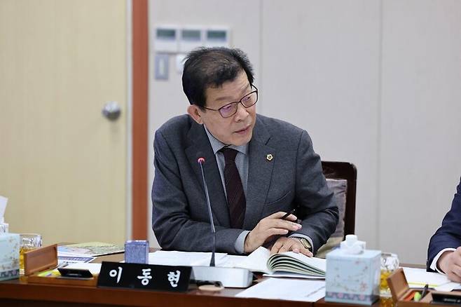 전남도의회 이동현 의원이 지난 5일 전남도 업무보고에서 쓴맛 현상이 발생한 보성 꼬막에 대한 원인 조사와 신속 대응을 촉구하고 있다. 전남도의회 제공