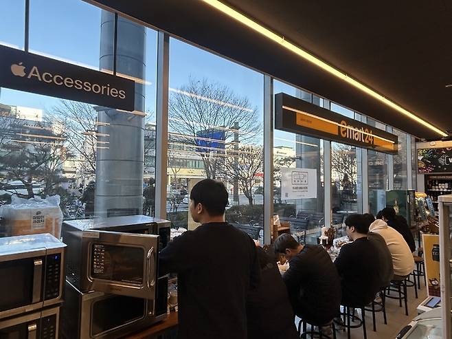 지난 6일 오후 서울시 성동구 이마트24 본점에서 시민들이 점심 식사를 하고 있다.&nbsp;