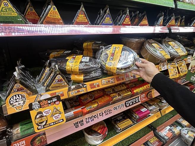 이마트24가 이달 출시한&nbsp;900원짜리 삼각김밥과&nbsp;2900원짜리 짜장면이 진열대에 진열돼 있다.&nbsp;