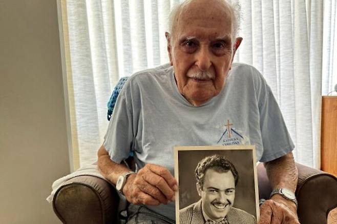 짐 베커 전 AP 통신 기자가 지난해 5월 미국 하와이의 자택에서 젊은 시절 자신의 얼굴 사진을 든 채 인터뷰에 응하고 있다. AP연합뉴스