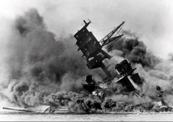 1941년 12월7일 미국 하와이 진주만 기지에 정박 중이던 미 해군의 애리조나함(USS&nbsp;Arizona)이 일본군의 공습을 받고 침몰하는 모습.&nbsp;AP연합뉴스