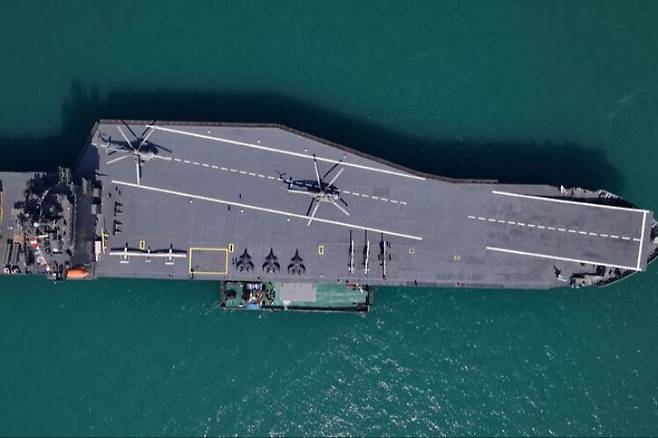 이란 혁명수비대(IRGC)가 6일(현지시간) 공개한 드론 항공모함 ‘샤히드 바게리’, 드론 60여대를 실을 수 있는 것으로 알려져 있다. IRGC·AFP연합뉴스
