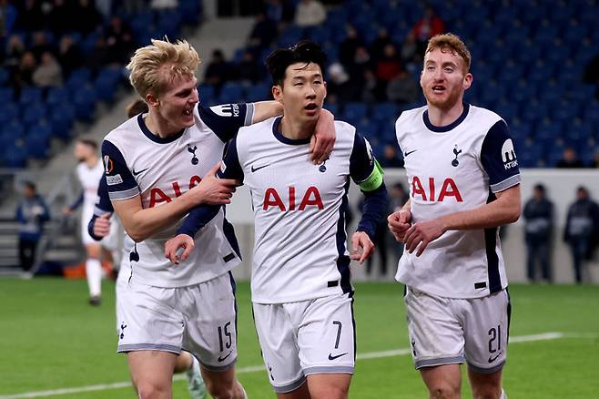 손흥민과 루카스 베리발(왼쪽), 데얀 쿨루셉스키. Getty Images
