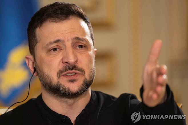젤렌스키 대통령 (키이우 로이터=연합뉴스) 볼로디미르 젤렌스키 우크라이나 대통령이 7일(현지시간) 수도 키이우에서 로이터 통신과 인터뷰하고 있다. 2025.02.07 photo@yna.co.kr