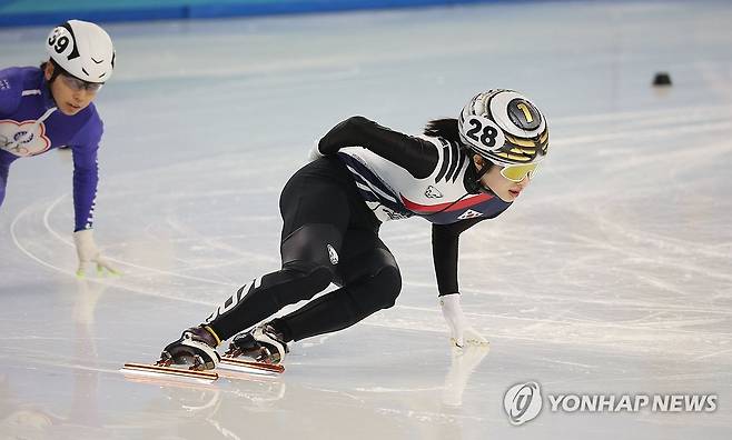 질주하는 김길리 (하얼빈=연합뉴스) 박동주 기자 = 7일 중국 하얼빈 헤이룽장 빙상훈련센터 다목적홀에서 열린 쇼트트랙 여자 500ｍ 예선에서 한국 김길리가 질주하고 있다. 2025.2.7 pdj6635@yna.co.kr