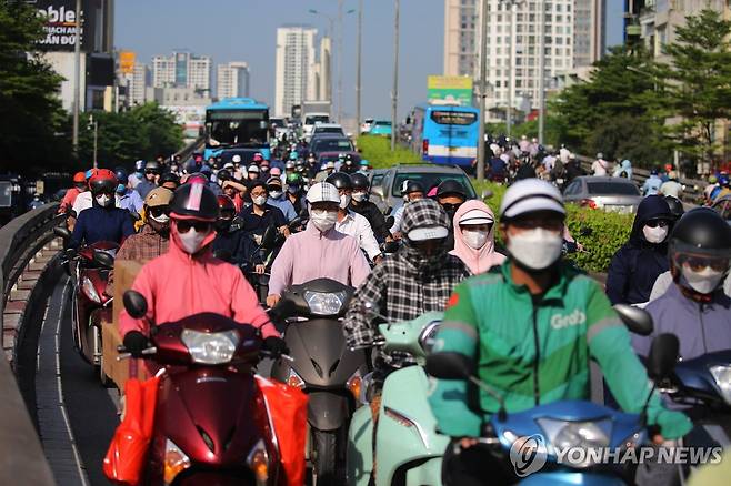 하노이 도로를 가득 메운 오토바이 행렬 지난해 7월 11일(현지시간) 베트남 하노이의 도로를 메운 오토바이 행렬의 모습. 2025.02.08
[EPA 연합뉴스 자료사진, 재판매 및 DB 금지]