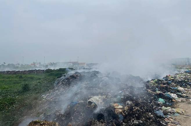 베트남의 쓰레기 소각 지난해 11월 베트남 북부 하이즈엉성의 한 마을에서 쓰레기를 태우는 모습.
[VN익스프레스 홈페이지 캡처. 재판매 및 DB 금지]