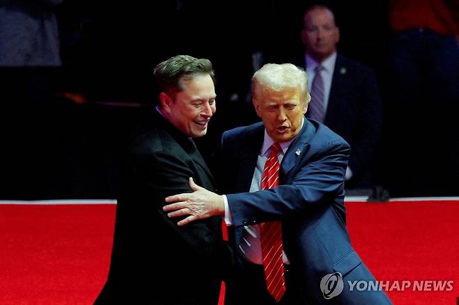 일론 머스크와 포옹하는 도널드 트럼프 미국 대통령 [로이터 연합뉴스 자료사진. 재판매 및 DB 금지]