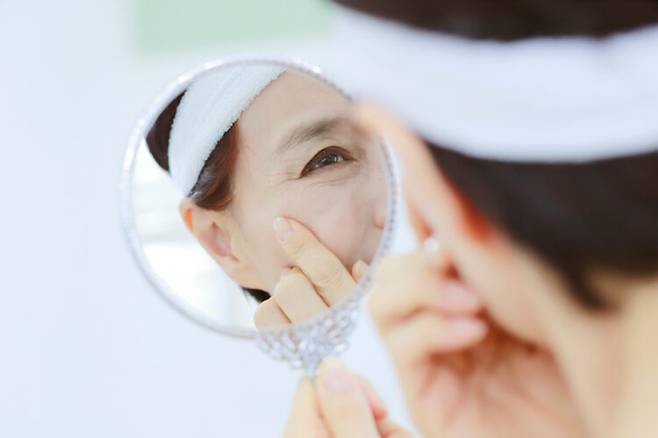 나이 들어서도 젊은 피부를 유지하려면 건강한 생활 습관을 들여야 한다. [사진=클립아트코리아]