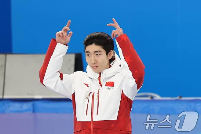 8일(현지시간) 중국 헤이룽장성 하얼빈 빙상훈련센터 다목적홀에서 열린 하얼빈 동계아시안게임 쇼트트랙 남자 500m 시상식에서 금메달을 획득한 중국 대표팀 린샤오쥔(한국명 임효준)이 포디움에 오르며 세리머니를 하고 있다. 2025.2.8/뉴스1 ⓒ News1 이승배 기자