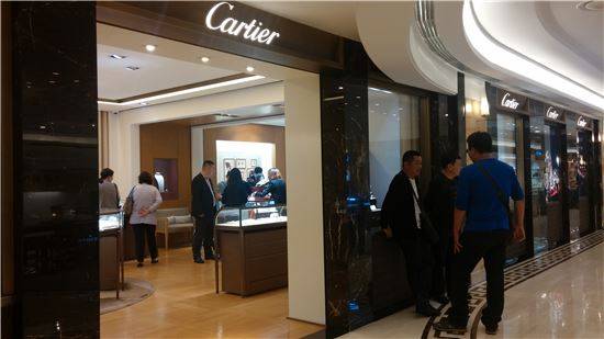 갤러리아 명품관 이스트 1층에 위치한 까르띠에 매장.
