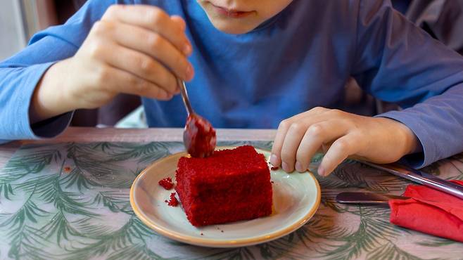 어린이를 대상으로 판매되는 값싼 초가공 식품에는 종종 인공 색소, 방부제, 향료 등이 들어간다