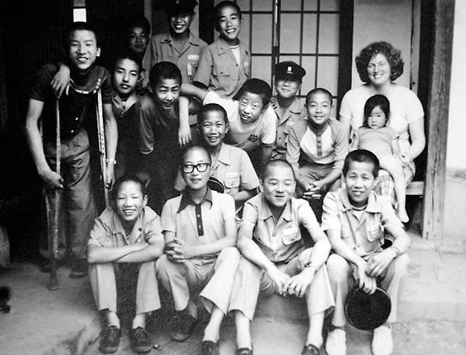 캐슬린 스티븐스 전 주한 미 대사가 1970년대 평화봉사단원 시절 충남 예산중학교 학생들과 함께 환하게 웃고 있다./연합뉴스