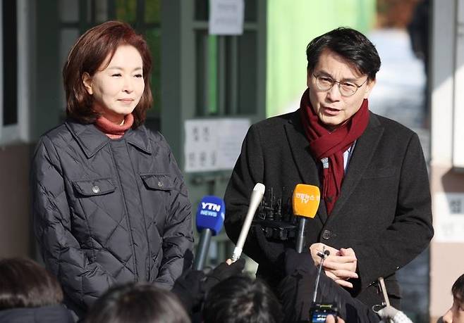 윤석열 대통령 접견을 마친 국민의힘 윤상현 의원(오른쪽)과 김민전 의원(왼쪽)이 7일 오전 경기 의왕 서울구치소 앞에서 취재진의 질문에 답하고 있다. ⓒ뉴시스