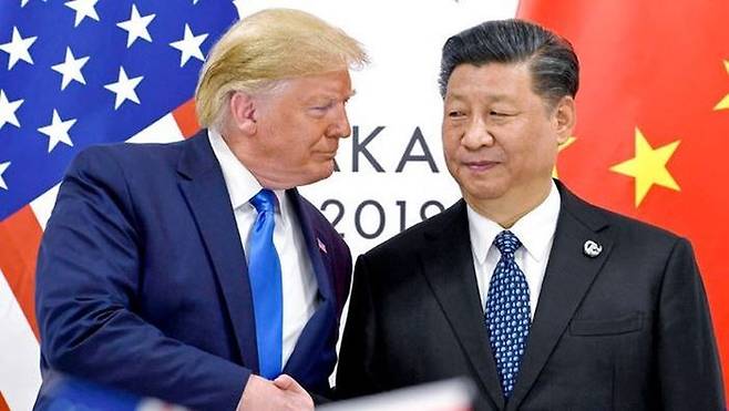 도널드 트럼프(왼쪽) 미국 대통령과 시진핑 중국 국가주석이 2019년 6월29일 일본 오사카에서 열린 주요 20개국(G20) 정상회의에 참석해 대화를 나누고 있다. ⓒ AP/뉴시스