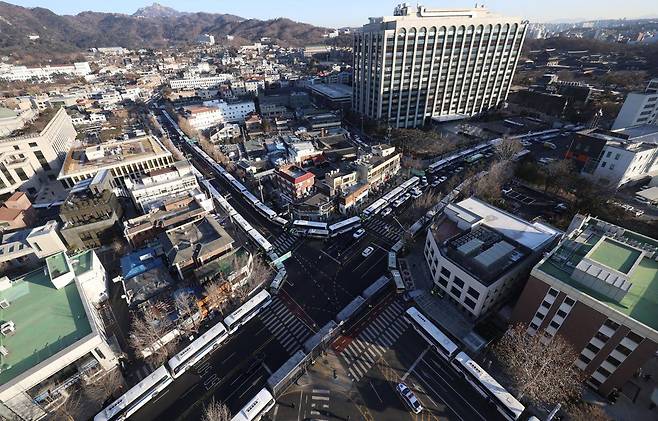 윤석열 대통령 탄핵 심판 6차 변론기일인 6일 오전 서울 종로구 헌법재판소 인근에 경찰 차벽이 세워져 있다. 2025.02.06 [서울=뉴시스]
