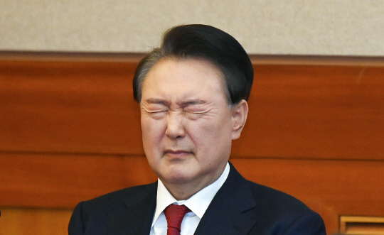 지난 2월6일 윤석열 대통령이 서울 종로구 헌법재판소에서 열린 탄핵심판 6차 변론기일에 출석해 눈을 질끈 감고 있다.<사진공동취재단·연합뉴스>