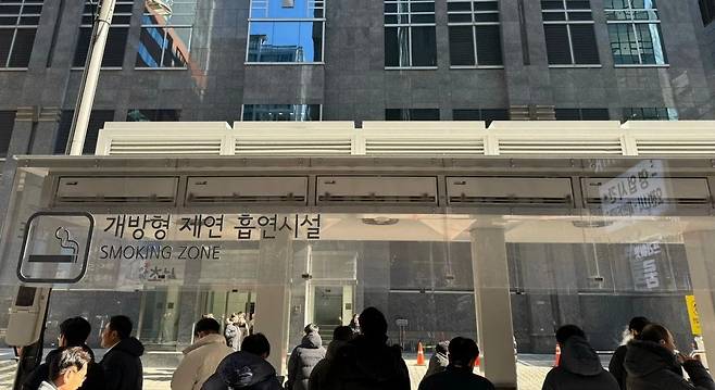3816c0beff9ff0df65174a92805fff50.jpg.ren.jpg 서울 서초구에 설치됐다는 개방형 흡연부스