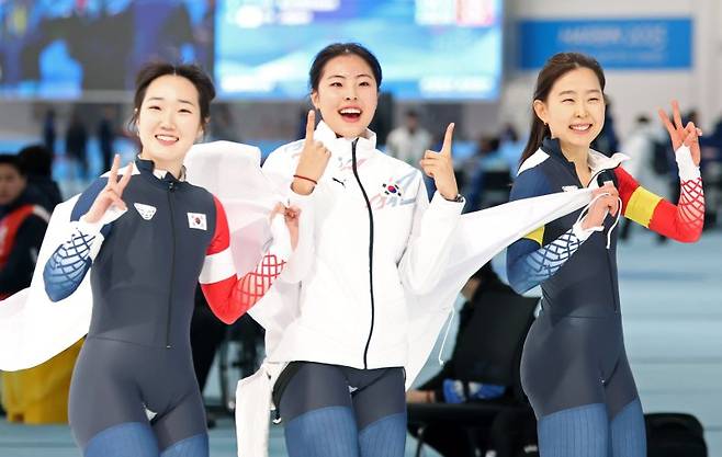 9일(현지시간) 중국 헤이룽장성 하얼빈 스피드 스케이트 오벌에서 열린 하얼빈 동계아시안게임 스피드 스케이팅 여자 팀스프린트에서 우승한 김민지, 이나현, 김민선이 기뻐하고 있다. 가운데가 이나현, 오른쪽이 김민선.뉴스1