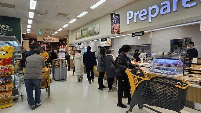 일요일인 9일 오전 서울 서초구 이마트 양재점에서 고객들이 장을 보고 있다. 이마트 양재점은 지난해 1월부터 의무휴업일을 평일로 전환했다. 사진=노유정 기자