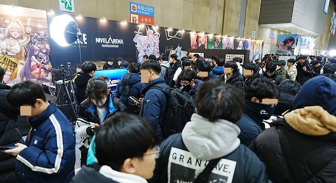 시프트업의 '승리의 여신: 니케' IP의 TCG 니벨 아레나 부스 전경