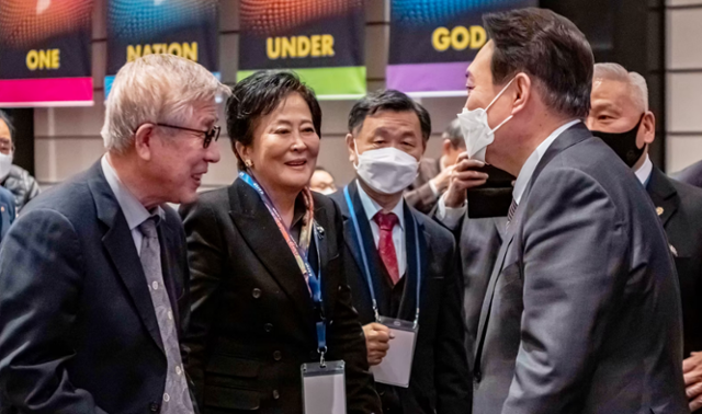 애니 챈 한국보수주의연합(KCPAC) 회장이 2022년 1월 서울 용산구 그랜드하얏트호텔에서 열린 '대한민국 바로 세우기' 신년 하례회에 참석해 윤석열 당시 대선후보와 인사하고 있다. KCPAC 홈페이지 캡처