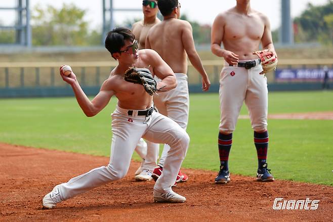 대만 타이난에서 진행 중인 롯데 자이언츠 1차 캠프에서 전민재가 수비 훈련을 하는 모습. 사진=롯데 자이언츠