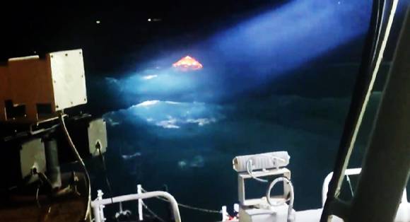 9일 오전 전남 여수시 하백도 인근 해상서 14명의 승선원이 탑승한 대형 트롤 어선에서 침몰 추정 사고가 발생했다. 사진은 사고 직후 사고 해역에서 발견된 구명 뗏목의 모습. 2025.2.9 [사진=연합뉴스(여수해양경찰서 제공)]