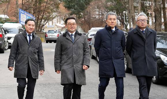 이정환 두산건설 대표이사(사진 왼쪽에서 두번째)가 지난 6일 경기 성남 은행주공아파트 재건축 현장을 방문해 둘러보고 있다.  [사진=두산건설]