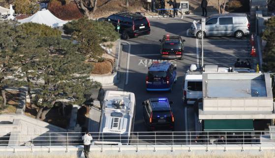 윤석열 대통령 탄핵 심판 6차 변론기일인 6일 윤석열 대통령을 태운 호송차량이 서울 종로구 헌법재판소에 도착하고 있다. [뉴스1]