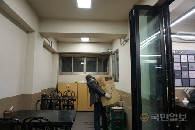 식자재를 옮기고 있는 아침애만나 봉사자. 박주원 인턴기자