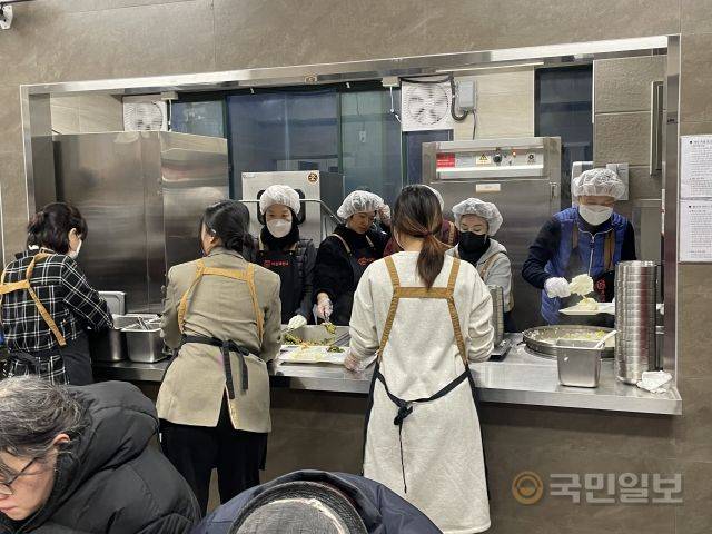배식 봉사 중인 봉사자들. 박상희 인턴기자