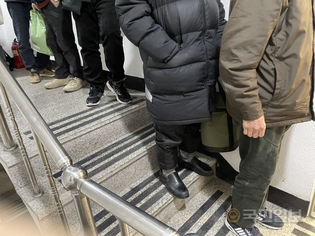 2층 식사 공간부터 3층 대기실까지 길게 늘어선 줄. 박상희 인턴기자
