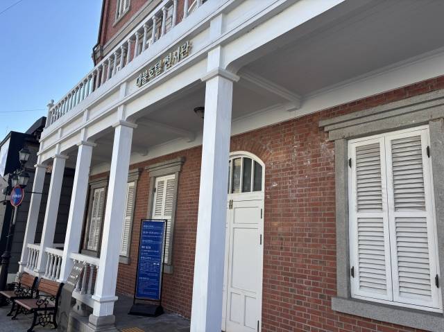 대불 전시관 입구다. 기자가 방문했던 월요일은 휴관이었다. 안에는 20세기 호텔 내부 전경을 볼 수 있다고 한다.