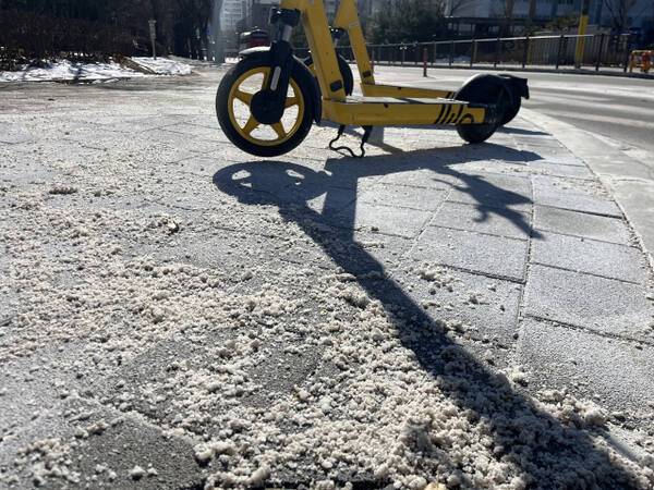 9일 오후 2시께 시흥시 장곡동 아파트 단지 인근 도로 옆 인도에까지 제설을 위해 뿌려 놓은 소금(염화나트륨)이 수북이 쌓여 있다. 김형수기자