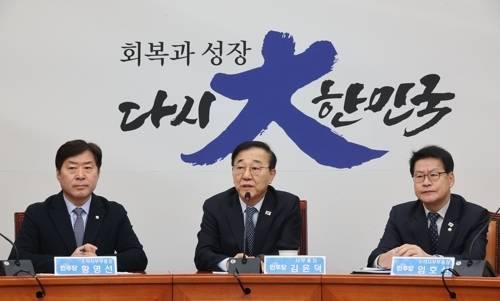 더불어민주당 김윤덕 사무총장이 2일 오전 서울 여의도 국회에서 열린 기자간담회에서 발언하고 있다. [연합뉴스]