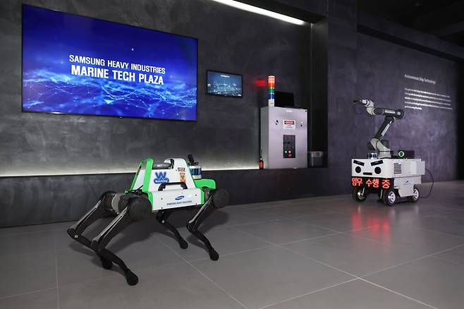 삼성중공업 4족 보행 로봇인 ‘워치독’ 로봇이 홍보관을 안내하고 있다<삼성중공업>