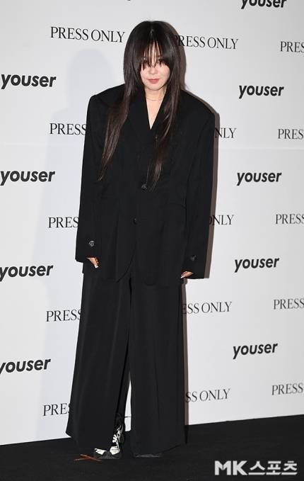 최강희는 오버핏 블랙 슈트를 선택해 독보적인 분위기를 연출했다.사진=최강희 SNS