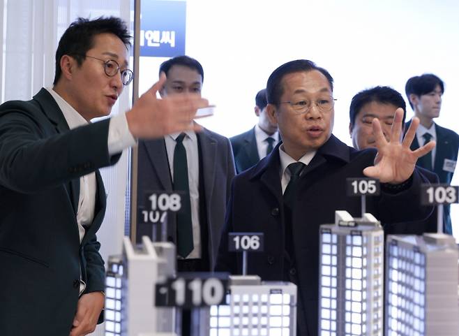 포스코이앤씨는 성남 은행주공 재건축 사업장에 하이엔드 브랜드인 오티에르가 아닌 더샵을 제안했지만 다양한 특화설계를 제시했다. 정희민 포스코이앤씨 사장이 지난 4일 경기 성남 은행주공아파트 현장을 방문해 수주 상황을 점검하는 모습. /사진=포스코이앤씨 제공