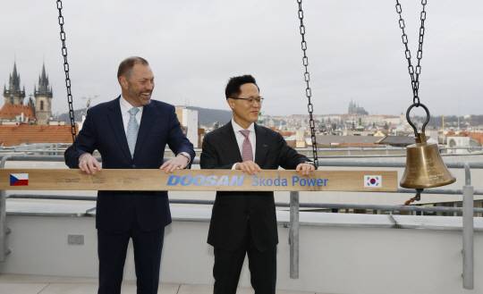 체코 증시 첫 상장한 두산스코다파워 6일(현지시간) 체코 프라하 증권거래소에서 열린 두산스코다파워 상장 기념식에서 박상현(오른쪽) 두산에너빌리티 사장과 페트르 코블리츠 프라하 증권거래소 CEO가 증시 상장을 알리는 종을 울리고 있다. 두산에너빌리티 제공.