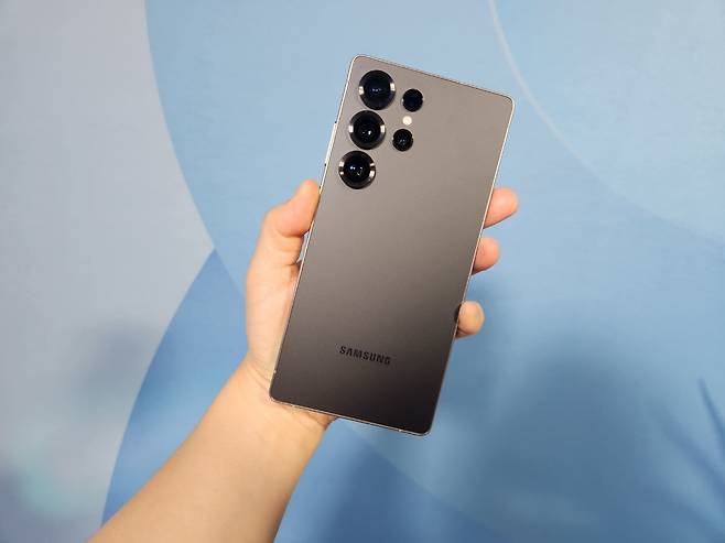 갤럭시 S25 웉트라 ‘티타늄 그레이’ [권제인 기자/eyre@]